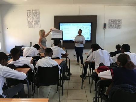 A Kutitiva facilitator presenting to learners in a classroom